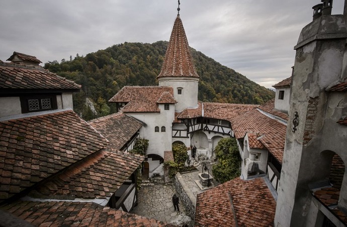 airbnb-dracula-castle-bran-light