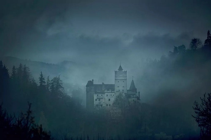 airbnb-dracula-castle-bran-mist