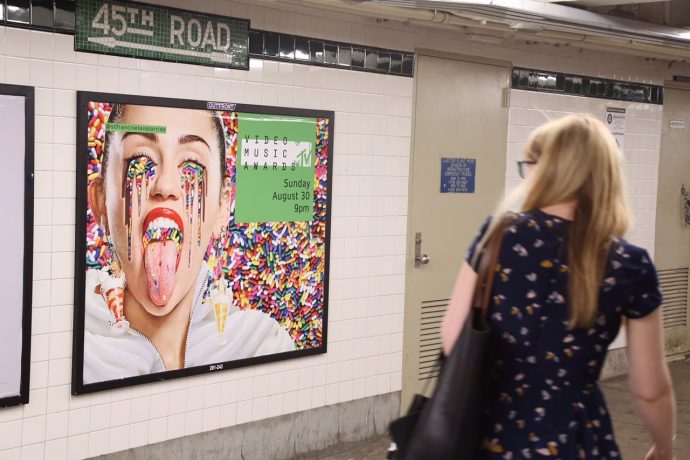 mtv-vma-green-screen-miley-sprinkles-tube