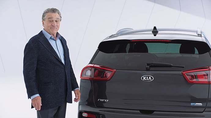 Ampère kleding stof cap Who Better to Promote Kia's New e-Niro then De Niro?