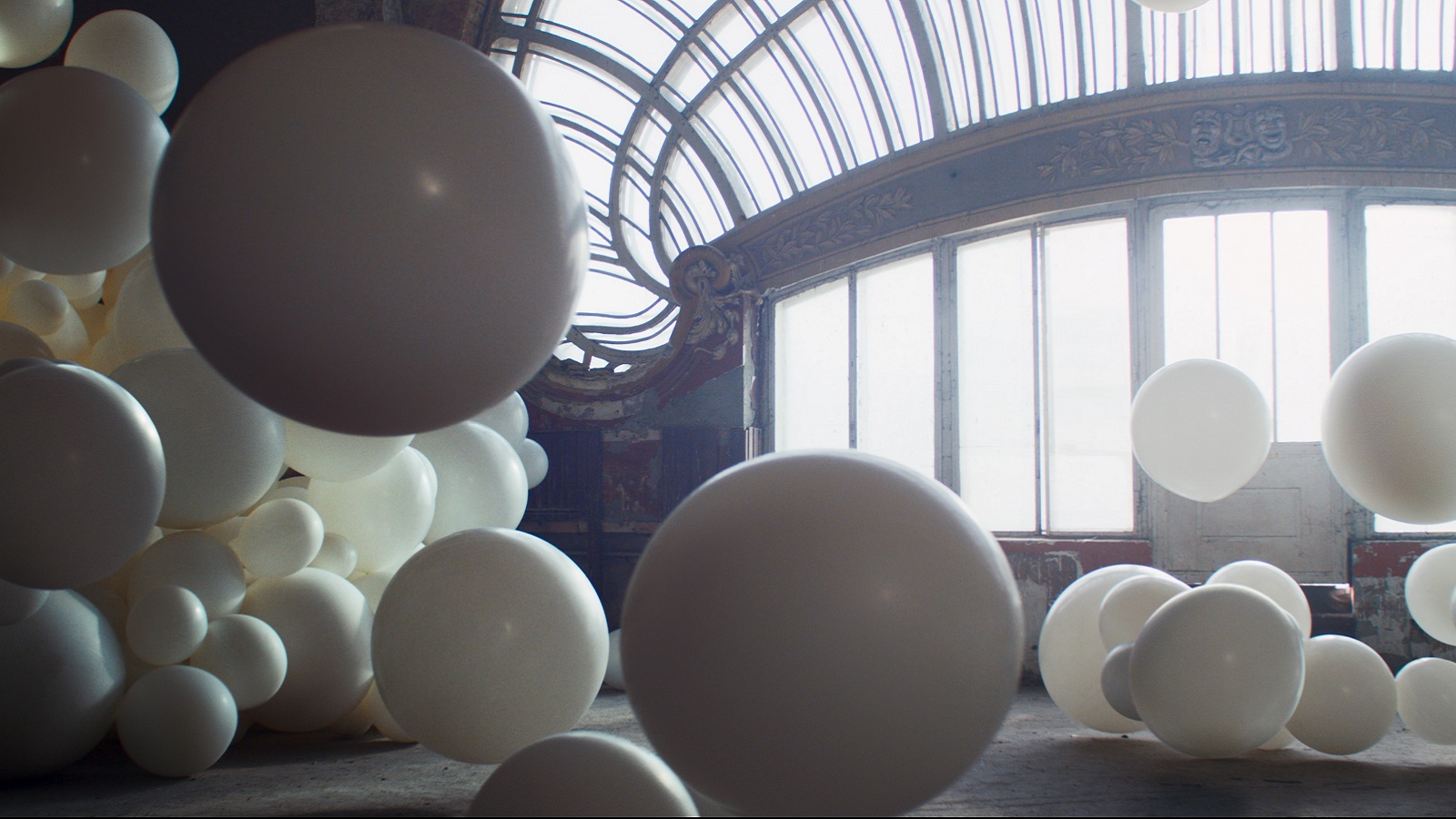 Watch 4000 Glitter-Filled Balloons Explode in True 4K Colours